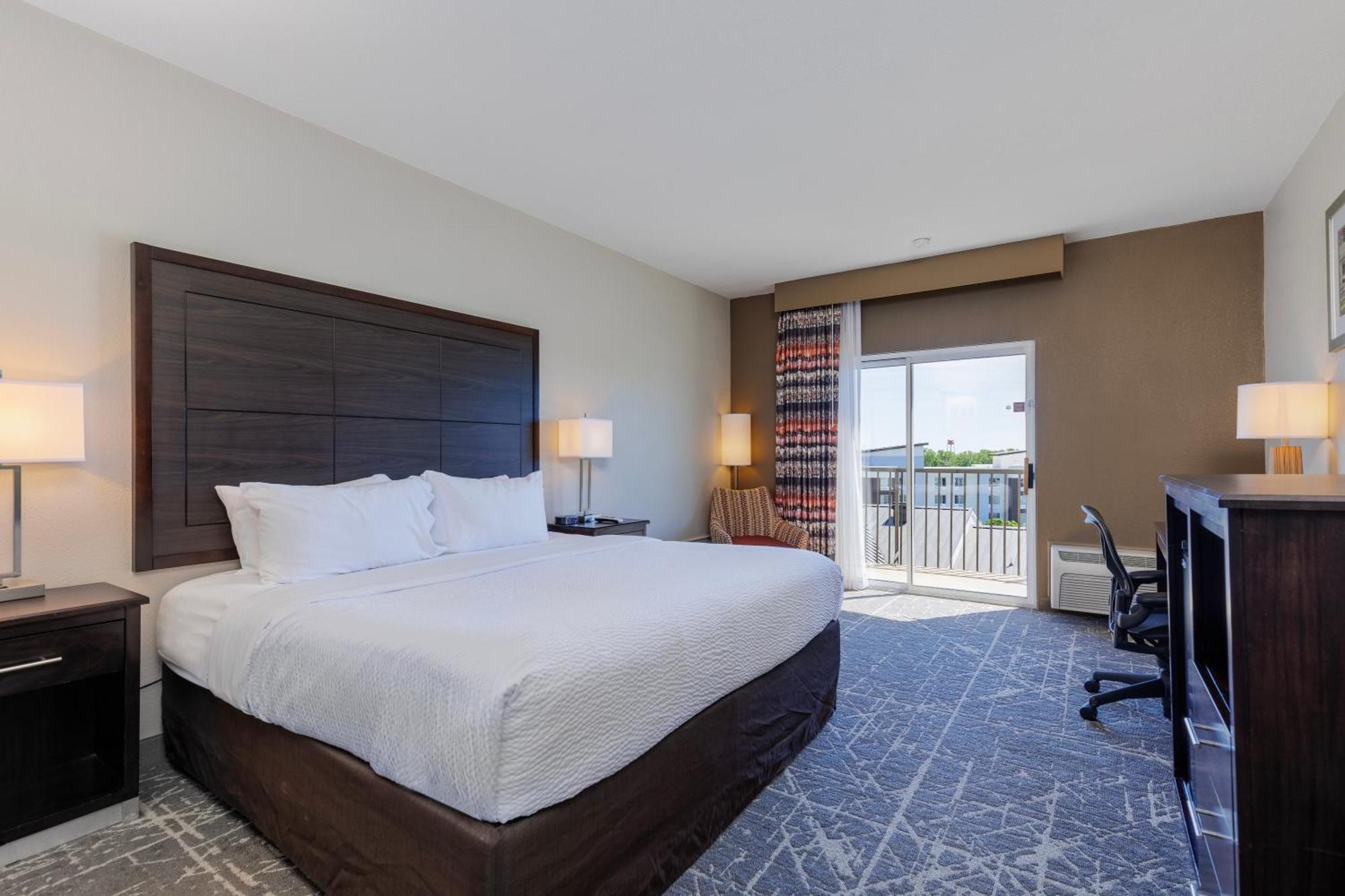 Orangewood Inn & Suites Kansas City Airport Exterior photo